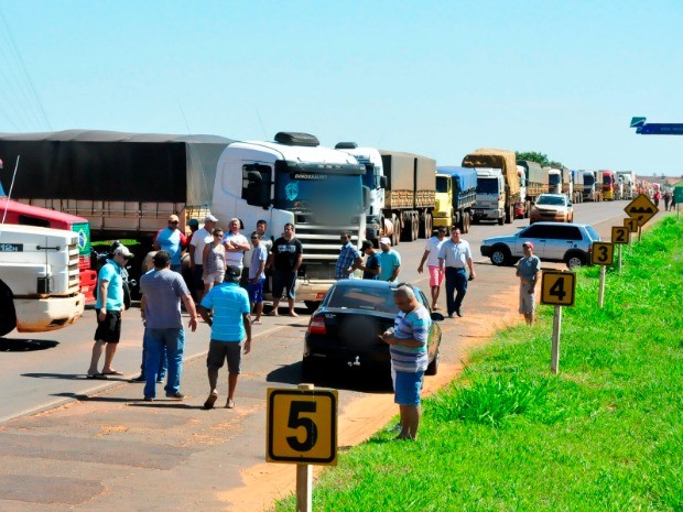 Trecho da rodovia MS-134 foi bloqueado neste domingo (1º) em Mato Grosso do Sul (Foto: Márcio Rogério/Nova News)