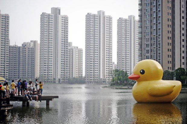 Pato inflável gigante apareceu em um lago em Tianjin, na China (Foto: AFP)