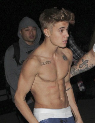 Justin Bieber, aos 19 anos, mostra os músculos em Londres (Foto: Grosby Group)