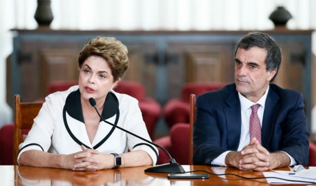 Dilma Rousseff concede entrevista às agências internacionais ao lado de seu advogado, José Eduardo Cardozo (Foto: Roberto Stuckert Filho/PR)
