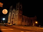 Superlua é vista em Santa Catarina na noite desta segunda-feira (14)