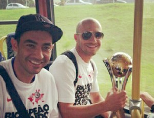 Alessandro com a taça do Mundial do Corinthians desembarque (Foto: Reprodução / Instagram)