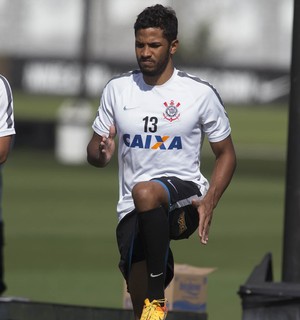 Tite confirma Yago na lateral e diz que zagueiro pode evoluir ofensivamente