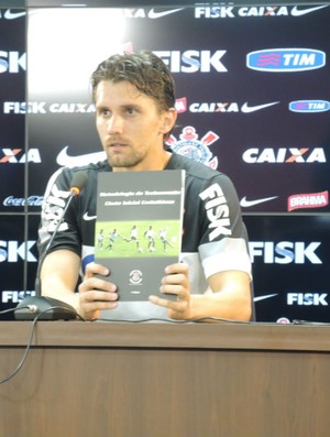 Paulo André com o manual criado para a base do Corinthians (Foto: Rodrigo Faber / globoesporte.com)