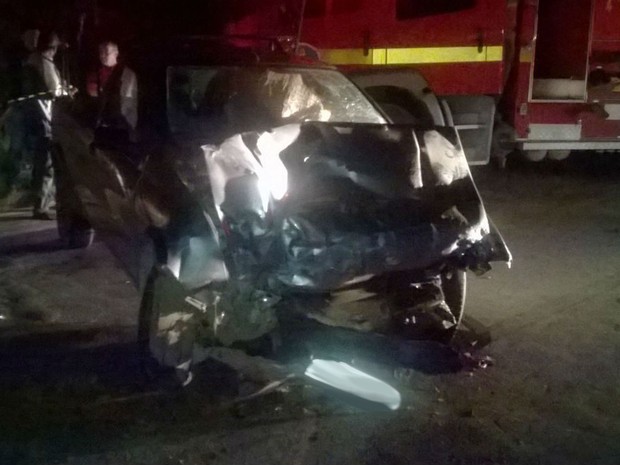 Acidente MG-448 entre caminhonete e ambulância (Foto: Corpo de Bombeiros/Divulgação)