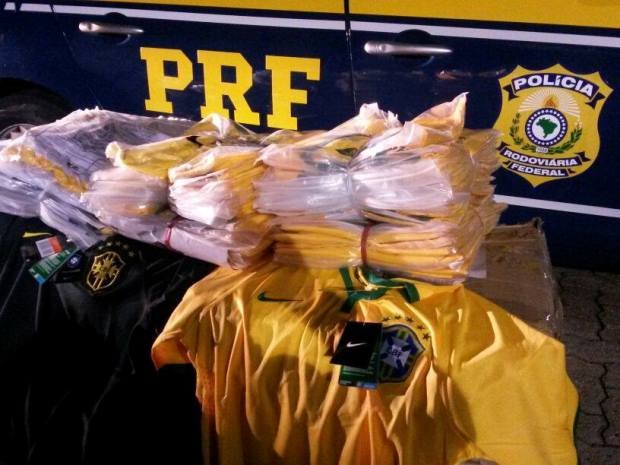 Dupla é presa mais de 700 camisas falsificadas da Seleção na via Dutra (Foto: Divulgação/PRF)