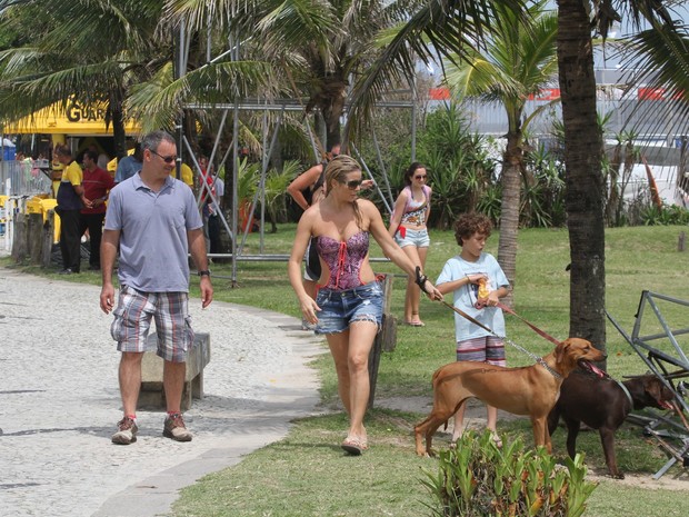 Christine Fernandes passeia com o marido, o filho e o cachorro (Foto: Wallace Barbosa / Agnews)