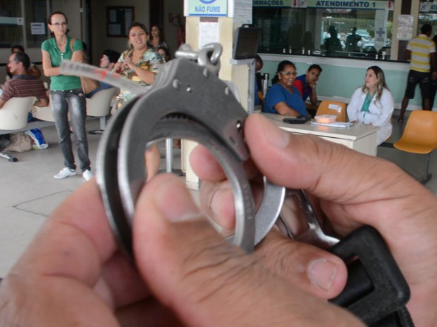 Mangueira de soro ficou presa na algema que precisou ser serrada (Foto: Walter Paparazzo/G1)