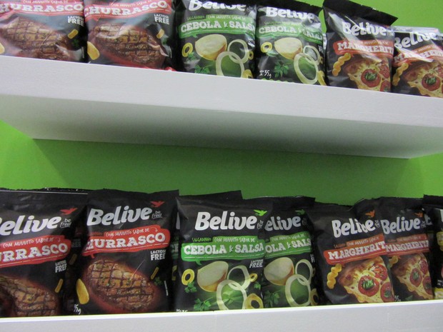 Marca Believe, da NHD Foods, tem linha de salgadinhos sem lactose nem gluten (Foto: Karina Trevizan/G1)