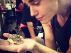 Fofo! Justin Bieber compartilha foto brincando com um hamster