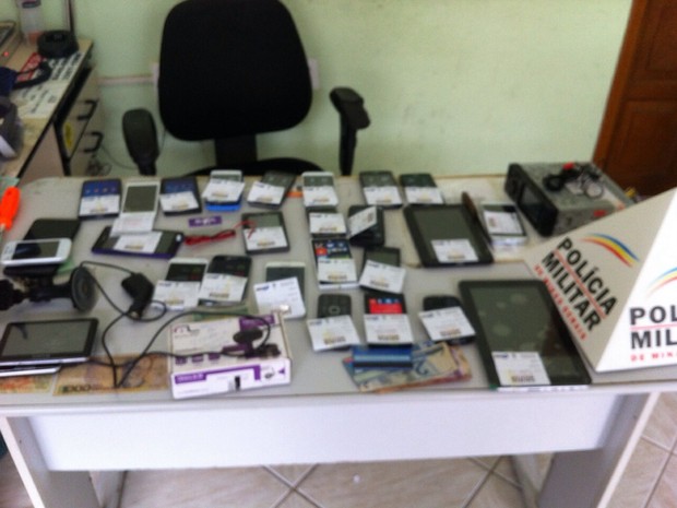  Celulares e eletrodoméstico foram apreendidos com os suspeitos  (Foto: Divulgação / PM)