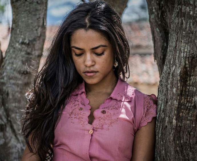 Luzia teme morte em Grotas (Foto: Caiuá Franco/ Globo)