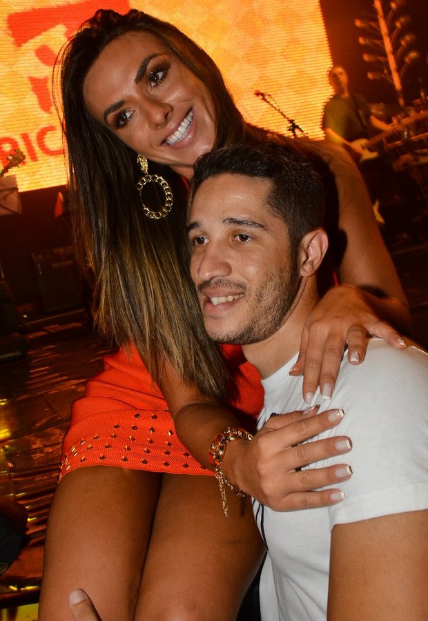 Nicole Bahls e fã (Foto: Caio Duran/AgNews)