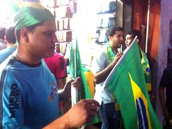 Preço da bandeira do Brasil caiu 30% durante protesto (Foto: Dhiego Maia/G1)