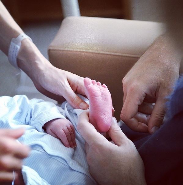 Natalia Vodianova apresneta o bebê Maxim (Foto: Instagram / Reprodução)