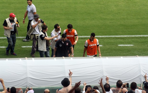 Pato é ofendido por torcedores em Araraquara (Foto: Cleber Akamine)