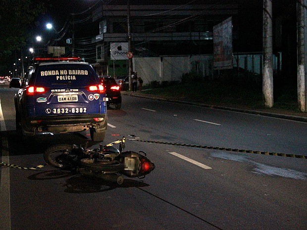 Suspeitos foram interceptados em avenida de grande movimento (Foto: Marcos Dantas/G1 AM)