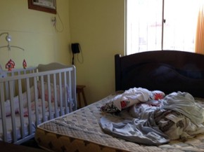 Quarto de homem morto em operação da PM; berço da filha de 11 meses ficava no quarto (Foto: Henrique Mendes/G1 BA)