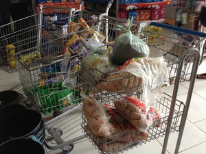 Produtos vencidos recolhidos de supermercado no bairro Silvio Leite (Foto: Vanessa Lima/G1 RR)