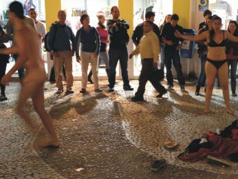 Em foto de agosto de 2012, atores encenam Hasard em Florianópolis (Foto: Erro Grupo/Divulgação)