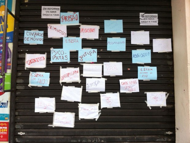 vários cartazes foram colado na porta da bomboniere com frases pedindo justiça (Foto: Paula Paiva Paulo/G1)