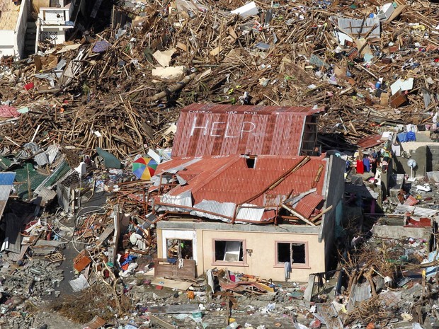 13/11 - Mensagem pedindo ajuda é vista no telhado de uma casa em área destruída pelo tufão Haiyan na cidade de Tanawan (Foto: Wally Santana/AP)