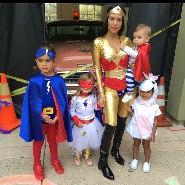Kourtney Kardashian com os filhos e North West (Foto: Reprodução/ Instagram)