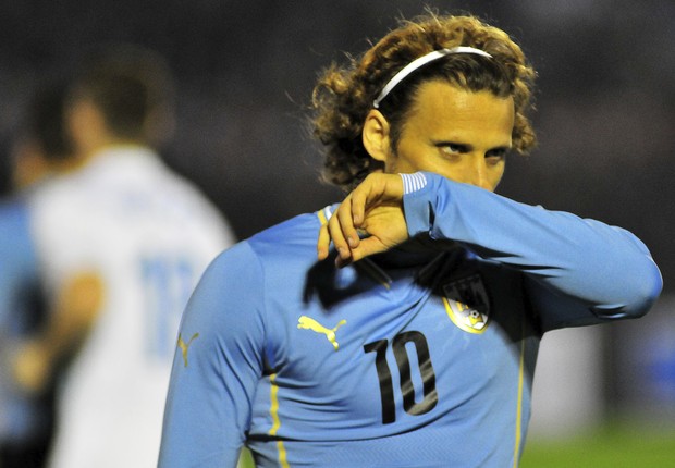 O melhor jogador da Copa de 2010 envelheceu. Mas Diego Forlán ainda tem categoria para vestir a 10 do Uruguai (Foto: Dante Fernandez/Getty Images)
