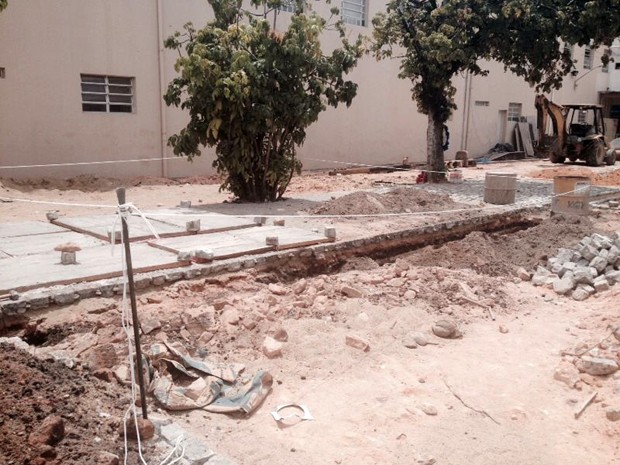 Ossos foram encontrados em escavação inferior a um metro no atual prédio do Ministério Público de Pernambuco. (Foto: Kety Marinho / TV Globo)