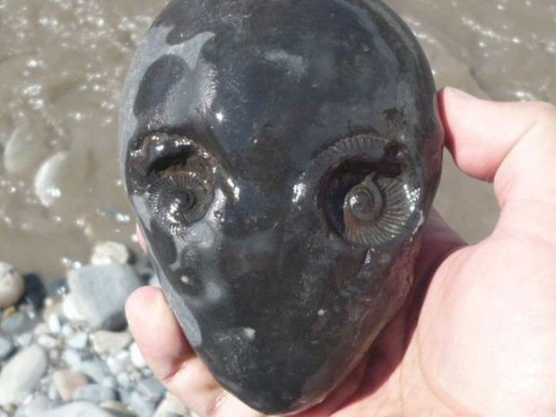 Pedra com formato bizarro virou sensação nas redes sociais (Foto: Reprodução/Imgur/Goatofthelake)