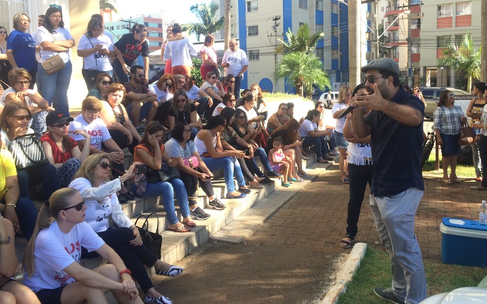 Professores em greve fazem ato em frente à Catedral Metropolitana de Goiânia (Foto: Vitor Santana/ G1)