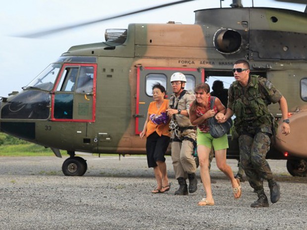 Família é resgatada de helicóptero em Baixo Guandu, Espírito Santo. (Foto: Sargento Batista/ Agência Força Aérea)