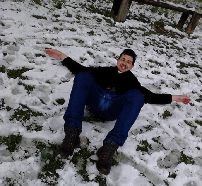Cézar caiu na neve, em Guarapuava (Foto: Arquivo pessoal)