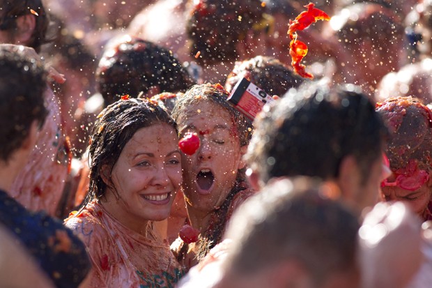 Jovens são atingidas por tomates durante 'selfie' em evento na Holanda (Foto: Peter Dejong/AP) Jovens são atingidas por tomates durante 'selfie' em evento na Holanda (Foto: Peter Dejong/AP)