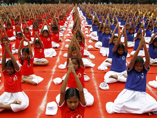 Milhares de pessoas praticam ioga em Chenai, na Índia, neste domingo (21) (Foto: Reuters/Stringer)