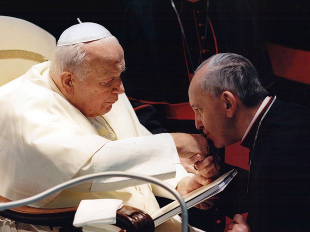 Em foto sem data Bergoglio encontra o Papa João Paulo II (Foto: Cortesia Sergio Rubin/AP)