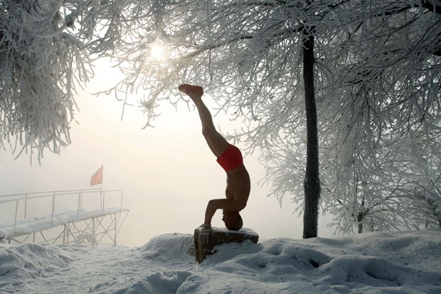 Há uma década, ele enfrenta as baixas temperaturas para se exercitar (Foto: AFP)