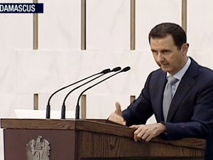 Presidente sírio Bashar al Assad discursa na TV sobre a guerra civil no país (Foto: Press TV via AP video)