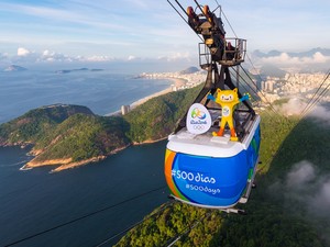 Mascote das Olimpíadas dá uma volta no bondinho do Pão de Açúcar (Foto: Alex Ferro / Rio 2016 / Divulgação)