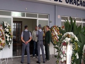 Velório do sargento Brito reuniu familiares e amigos, entre eles policiais de Piracicaba (Foto: Edijan Del Santo/EPTV)