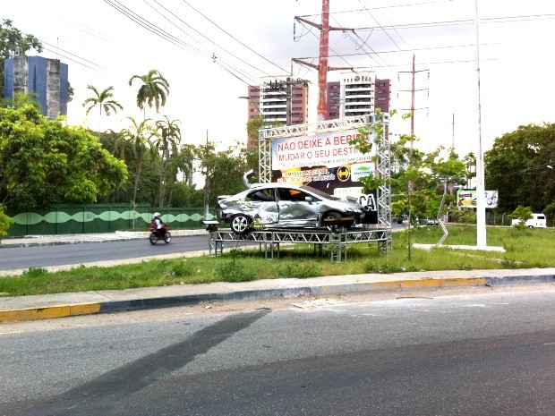 Carros destruídos em acidentes extão expostos em diversas avenidas de Manaus (Foto: Camila Henriques/G1 AM)