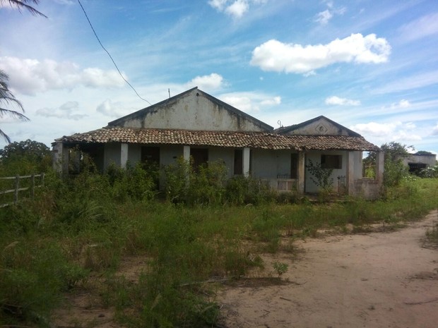 Prédio em que o jovem foi baleado está abandonado, segundo moradores do local (Foto: Volney Andrade/TV Cabo Branco)
