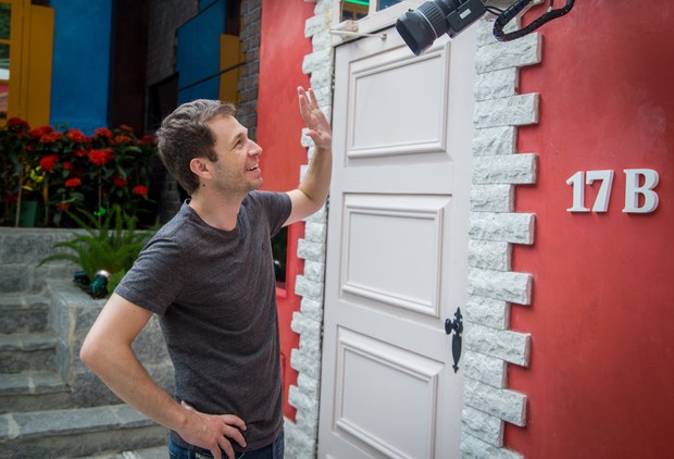 Tiago Leifert brinca com uma das câmeras da casa do BBB 17 (Foto: Globo/Paulo Belote)