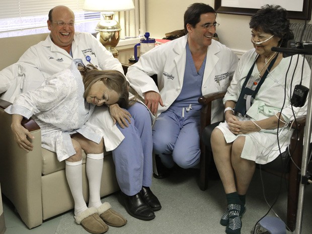   Médicos visitam Irma e Anna duas semanas após o transplante (Foto: AP Photo/Pat Sullivan)