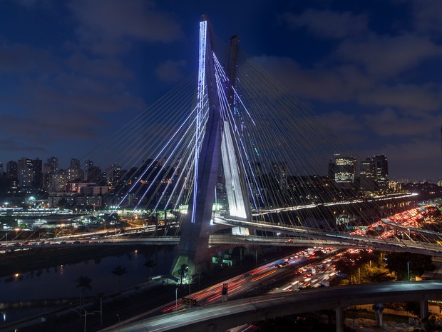 Ponte estaiada é iluminada com luzes brancas na noite desta segunda (Foto: Marcelo Brandt/G1)