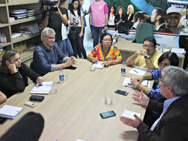 Representantes do governo e prefeitura reuniram com o cônsul da Venezuela no Amazonas (Foto: Suelen Gonçalves/ G1 AM)