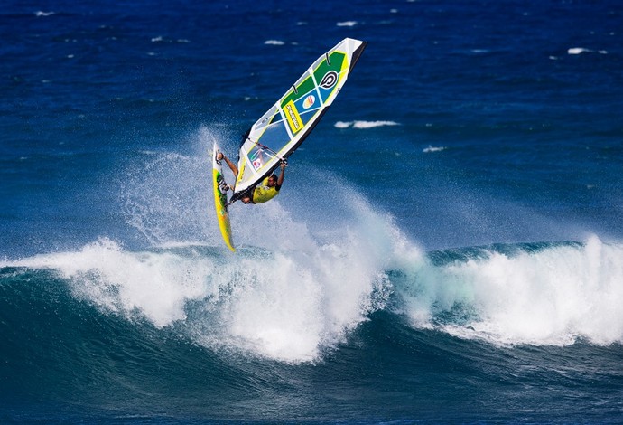 Marcílio Browne manda bela manobra no Havaí (Foto: John Carter / PWAWORLDTOUR.COM )