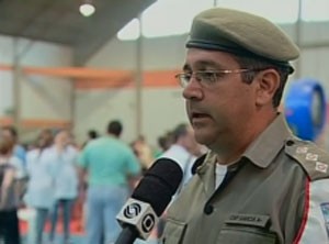 Capitão da Polícia Militar participou da retirada das vítimas do interior da boate (Foto: Reprodução/TV Globo)