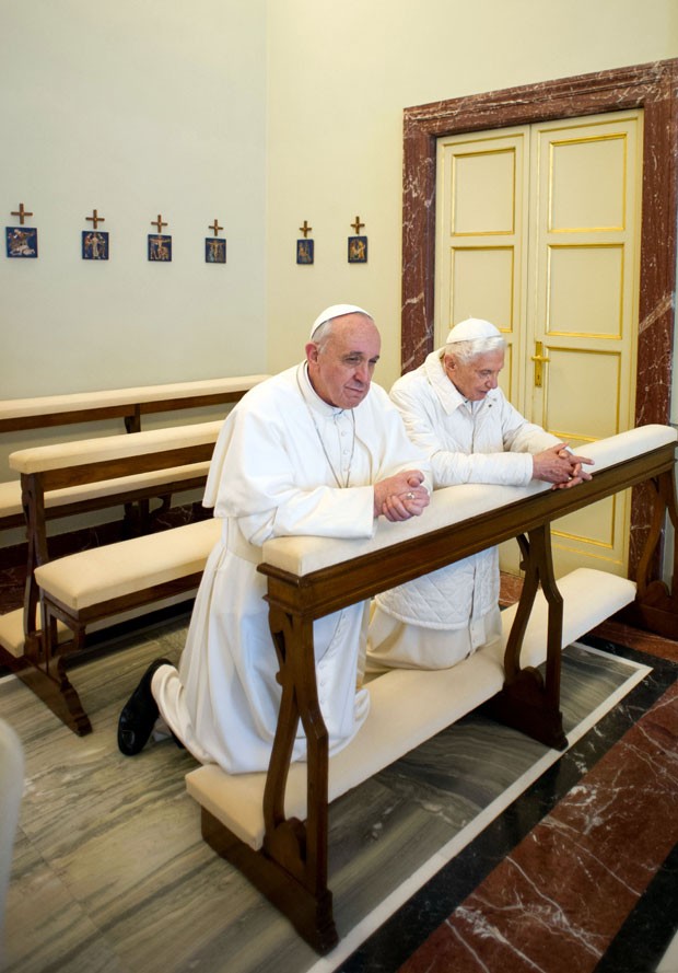 Papa Francisco e Bento XVI durante o encontro neste sábado (Foto: Osservatore Romano/AP)