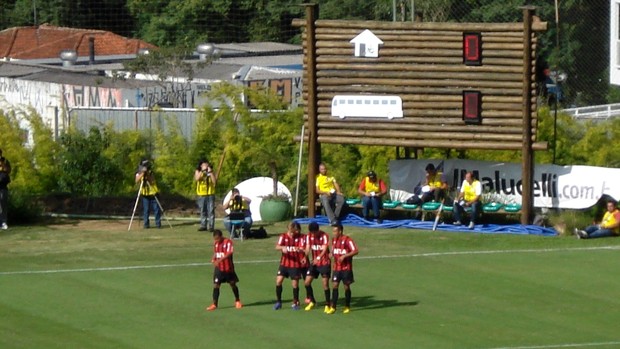 Jogadores do Atlético-PR comemoram gol sobre o Rio Branco-PR (Foto: Fernando Freire)